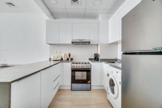 Modern 1BR with Balcony, Pool & Stunning City Views - 4