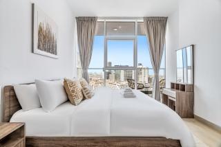 Modern 1BR with Balcony, Pool & Stunning City Views - 0