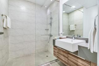 Modern 1BR with Balcony, Pool & Stunning City Views - 5