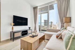 Modern 1BR with Balcony, Pool & Stunning City Views - 3