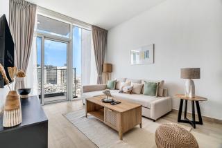 Modern 1BR with Balcony, Pool & Stunning City Views - 9