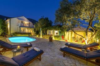 Family Four Bedroom Holiday Home with Pool - 9