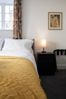 Gorgeous 1 Bed Apartment in Central Cheltenham! - 5