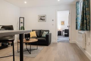 Gorgeous 1 Bed Apartment in Central Cheltenham! - 4