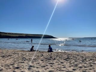 Family-friendly cottage - walk to stunning beach - Angle - 9