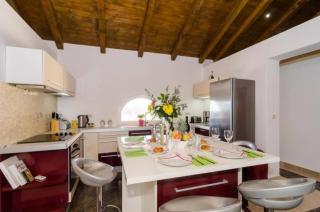 Spacious Four Bedroom Villa With Pool - Mlini - 3