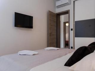 Elegant Oasis Villa with Pool,Jacuzzi and Relaxing Area - Kastel Novi - 2