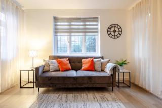 High Trees Place - 2 Bed Ground Floor Flat with free Parking - Whetstone - 5