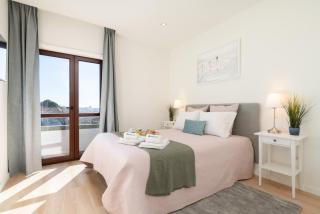 Host Wise - Bright & Spacious Retreat with Balcony - Porto - 8