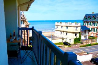 Appartement Vue Mer - 30 m de la plage - 5 minutes à pied du centre ville et du Casino - 9