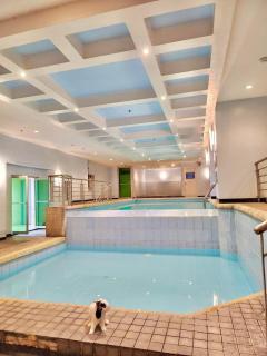 Cozy 2 BR 2 Bath Condo with Netflix and Karaoke near MRT EDSA - Manila - 1