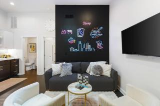 Vibrant Neon Condo Near Restaurants, Coffee and Bars - Nashville - 7