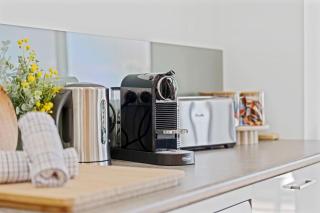 City Chic, Elegant 2BR apt with free parking - Perth - 3