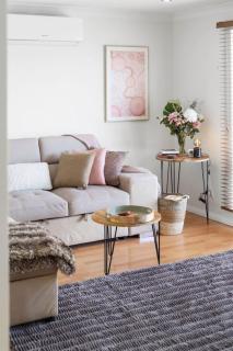 Incredible family home in the heart of Beldon - Perth - 1
