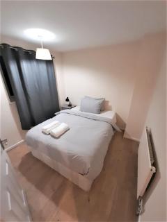Spacious 4 bed House - Stevenage - Chesfield - 4