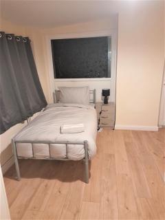 Spacious 4 bed House - Stevenage - Chesfield - 6