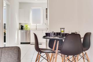 Skyline 2BR I Free Parking I King Bed I Workspace - Dallas - 8