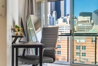 Skyline 2BR I Free Parking I King Bed I Workspace - Dallas - 5