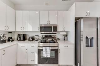 Urban 2BR I Parking I King Bed I Workspace - 4