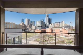 Metro Sky 2BR I Parking I King Bed I Workspace - Dallas - 7