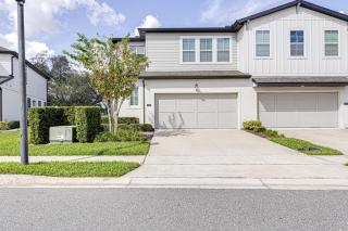 New and modern home, sleeps 10 in great location - 0