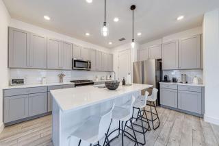 New and modern home, sleeps 10 in great location - 9