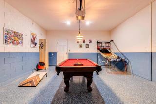 Huge deck area, private conservation views, 5 beds - 8