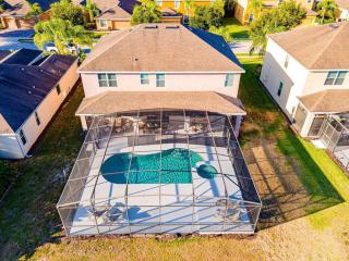 Huge deck area, private conservation views, 5 beds - 7