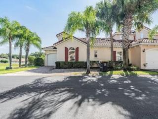 Stunning, modern 3 bedrm pool home ideal location - 0