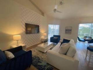 Stunning, modern 3 bedrm pool home ideal location - 7