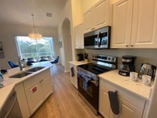 Stunning, modern 3 bedrm pool home ideal location - 6