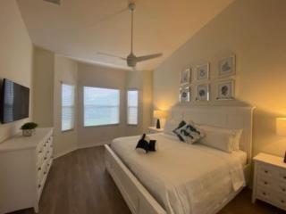 Stunning, modern 3 bedrm pool home ideal location - 2