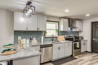 Near Lakes and Golfing Spacious Loganville Home! - Loganville - 2