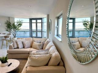 Cardiff Skyline Penthouse Apartment Free Parking Sleeps 8 - 3