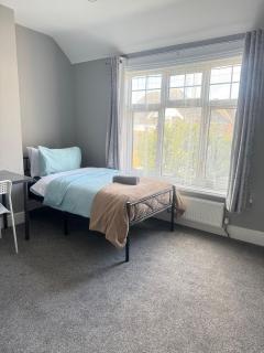 Shirley House 6, Guest House, Self Catering, Self Check in with smart locks, use of Fully Equipped Kitchen, close to City Centre, Ideal for Longer Stays, Excellent Transport Links - Southampton - 9