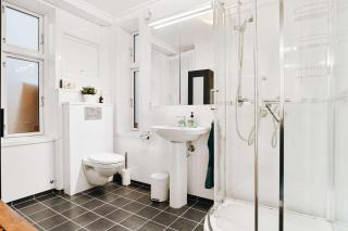 Dinbnb Home - History meets Modern I 3-Story Bergen House - 6