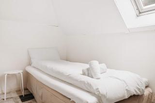 Dinbnb Home - History meets Modern I 3-Story Bergen House - 4
