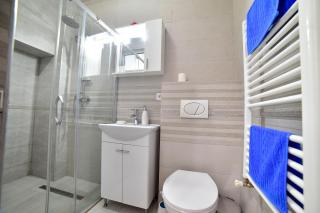 White House & Jacuzzi - 2