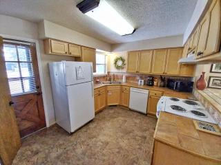 Valley Condo 126 - Creekside - WiFi - Hot Tub - Fireplace - Washer - Dryer - Playground - Red River - 9