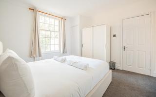 Stylish 3-Bed Apartment in Prime Fulham Location - 4