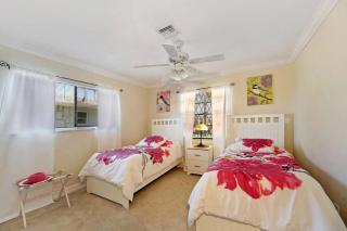 Remodeled gulf-access electric-heated pool home with game room & bikes - Villa Connie - Cape Coral - 1