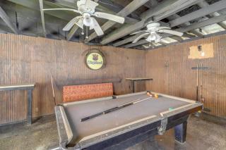 Pool Table and Patio with Bar Spacious Houston Gem! - Houston - 9