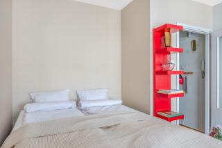 Vibrant and Central w Netflix, WiFi, 200m tram and bus - 4