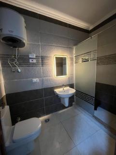 Stylish apartment steps from AUC families only - Cairo - 4