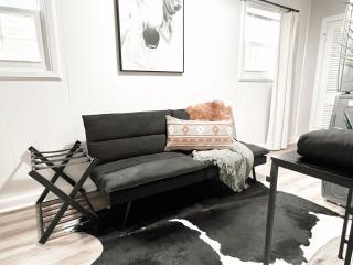 Abbott Retreat- 4min walk to TTU & 2 king beds - 8