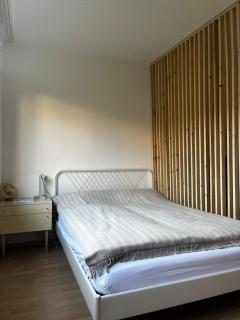 Modern and Central for up to 4 guests - - 5