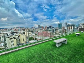 Modern downtown apartment with gym and view - 5