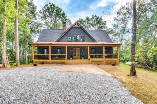 Luxurious Clarkesville Cabin with Decks and Fire Pit - 8
