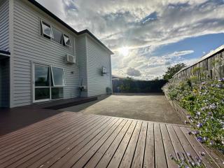 Modern Private Deluxe Master Suite California Bed and Bathtub - Auckland - 0