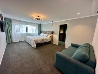 Modern Private Deluxe Master Suite California Bed and Bathtub - Auckland - 2
